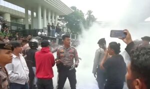 Doc. Massa aksi dari Jaringan Intelektual Hukum Nasional (JIHN) menyampaikan aspirasi di depan Gedung Kejaksaan Agung, Jakarta, Rabu (22/7/2026). Asap dari alat pemadam api ringan (APAR) yang disemprotkan aparat kepolisian tampak mengepul saat digunakan untuk memadamkan api dari spanduk yang dibakar peserta aksi, di tengah meningkatnya ketegangan dalam demonstrasi yang menuntut transparansi penanganan dugaan kasus korupsi.