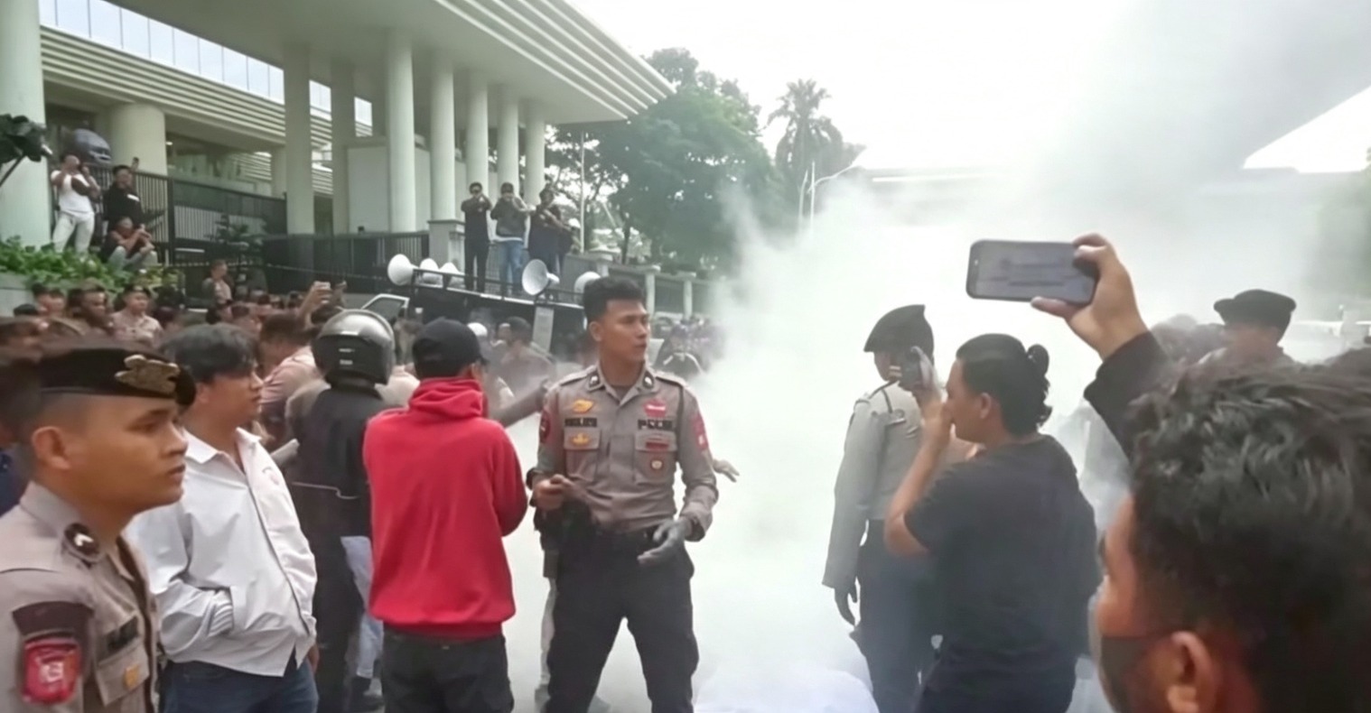 Doc. Massa aksi dari Jaringan Intelektual Hukum Nasional (JIHN) menyampaikan aspirasi di depan Gedung Kejaksaan Agung, Jakarta, Rabu (22/7/2026). Asap dari alat pemadam api ringan (APAR) yang disemprotkan aparat kepolisian tampak mengepul saat digunakan untuk memadamkan api dari spanduk yang dibakar peserta aksi, di tengah meningkatnya ketegangan dalam demonstrasi yang menuntut transparansi penanganan dugaan kasus korupsi.