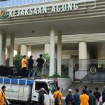 Doc. Sejumlah mahasiswa yang tergabung dalam aksi Badan Eksekutif Mahasiswa (BEM) Persatuan Indonesia menyampaikan orasi di atas tangki truk tinja yang diparkir di depan Gedung Kejaksaan Agung RI, Jakarta, Rabu (22/7/2026). Truk tersebut digunakan sebagai simbol penyampaian aspirasi dalam aksi yang menuntut transparansi dan percepatan penanganan dugaan perkara korupsi yang menjadi sorotan publik.
