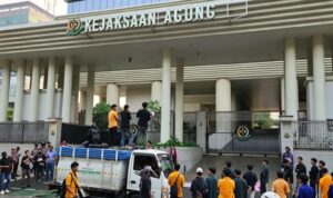 Doc. Sejumlah mahasiswa yang tergabung dalam aksi Badan Eksekutif Mahasiswa (BEM) Persatuan Indonesia menyampaikan orasi di atas tangki truk tinja yang diparkir di depan Gedung Kejaksaan Agung RI, Jakarta, Rabu (22/7/2026). Truk tersebut digunakan sebagai simbol penyampaian aspirasi dalam aksi yang menuntut transparansi dan percepatan penanganan dugaan perkara korupsi yang menjadi sorotan publik.