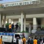 Doc. Sejumlah mahasiswa yang tergabung dalam aksi Badan Eksekutif Mahasiswa (BEM) Persatuan Indonesia menyampaikan orasi di atas tangki truk tinja yang diparkir di depan Gedung Kejaksaan Agung RI, Jakarta, Rabu (22/7/2026). Truk tersebut digunakan sebagai simbol penyampaian aspirasi dalam aksi yang menuntut transparansi dan percepatan penanganan dugaan perkara korupsi yang menjadi sorotan publik.