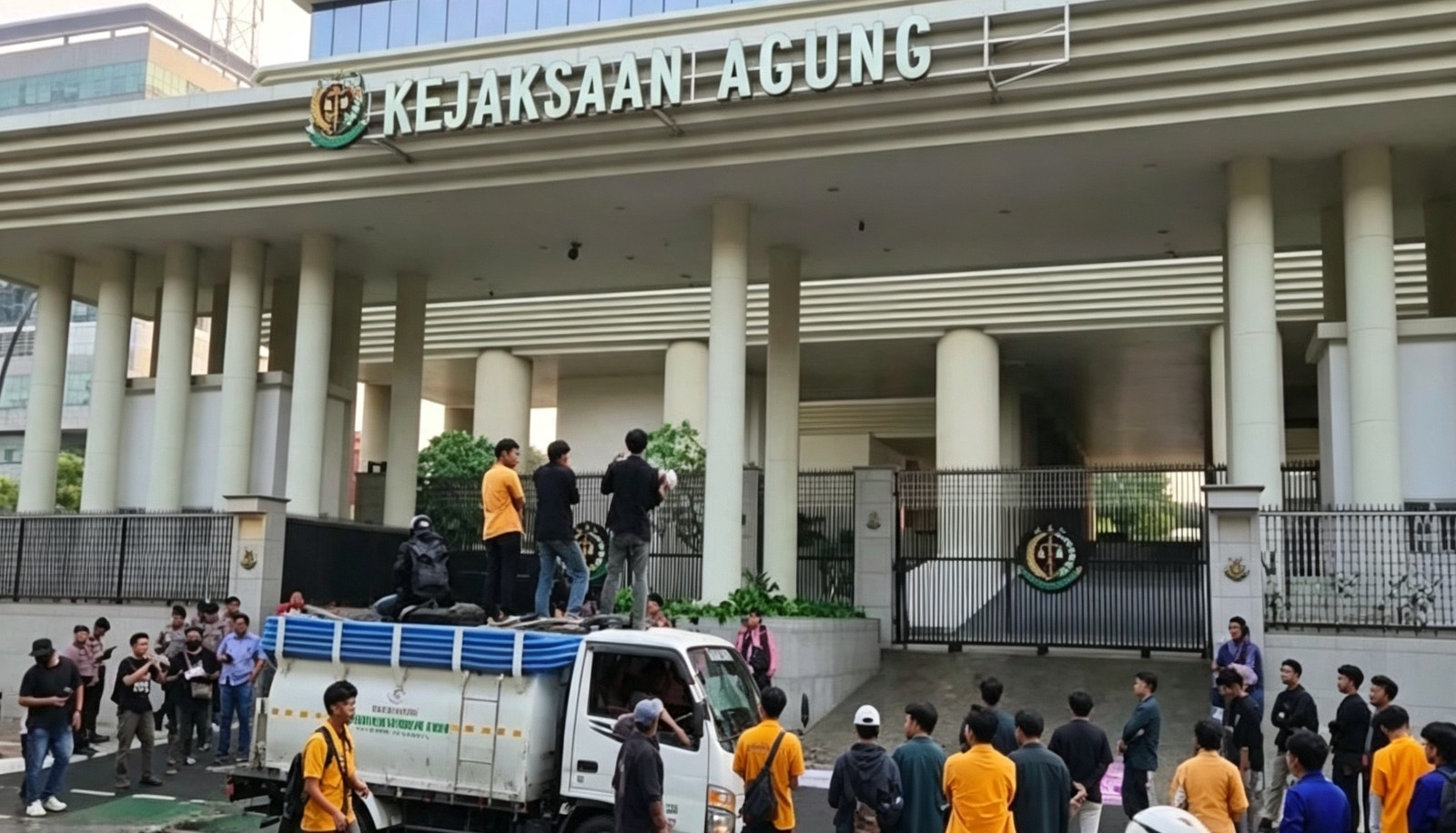 Doc. Sejumlah mahasiswa yang tergabung dalam aksi Badan Eksekutif Mahasiswa (BEM) Persatuan Indonesia menyampaikan orasi di atas tangki truk tinja yang diparkir di depan Gedung Kejaksaan Agung RI, Jakarta, Rabu (22/7/2026). Truk tersebut digunakan sebagai simbol penyampaian aspirasi dalam aksi yang menuntut transparansi dan percepatan penanganan dugaan perkara korupsi yang menjadi sorotan publik.