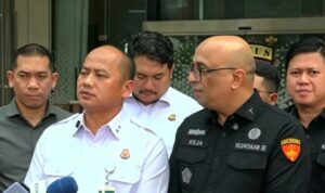 Doc. Pejabat Kejaksaan Agung menyampaikan keterangan kepada awak media dalam konferensi pers di Jakarta terkait perkembangan penyidikan dugaan tindak pidana korupsi Program Makan Bergizi Gratis (MBG). Dalam kesempatan tersebut, Kejagung menyatakan peluang pemeriksaan terhadap mantan Kepala Badan Gizi Nasional (BGN), Nanik S. Deyang, tetap terbuka apabila keterangannya diperlukan dalam proses penyidikan.