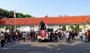 Doc. Ratusan massa yang tergabung dalam Aliansi Rakyat Menggugat Kabupaten Lebak (ALARM LEBAK) menggelar aksi unjuk rasa damai di depan Gedung DPRD Kabupaten Lebak, Kamis (23/7/2026), menyampaikan aspirasi dan menyerahkan nota tuntutan terkait pengawalan proses penegakan hukum atas perkara yang dilaporkan Fam Fuk Tjhong alias Uun.