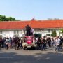 Doc. Ratusan massa yang tergabung dalam Aliansi Rakyat Menggugat Kabupaten Lebak (ALARM LEBAK) menggelar aksi unjuk rasa damai di depan Gedung DPRD Kabupaten Lebak, Kamis (23/7/2026), menyampaikan aspirasi dan menyerahkan nota tuntutan terkait pengawalan proses penegakan hukum atas perkara yang dilaporkan Fam Fuk Tjhong alias Uun.
