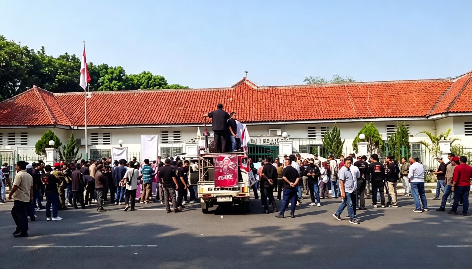 Doc. Ratusan massa yang tergabung dalam Aliansi Rakyat Menggugat Kabupaten Lebak (ALARM LEBAK) menggelar aksi unjuk rasa damai di depan Gedung DPRD Kabupaten Lebak, Kamis (23/7/2026), menyampaikan aspirasi dan menyerahkan nota tuntutan terkait pengawalan proses penegakan hukum atas perkara yang dilaporkan Fam Fuk Tjhong alias Uun.