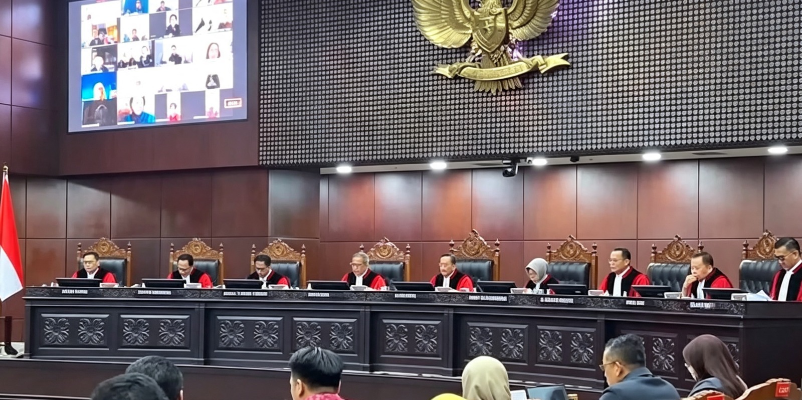 Doc. Majelis Hakim Mahkamah Konstitusi memimpin sidang pengucapan Putusan Nomor 273/PUU-XXIII/2025 di Gedung Mahkamah Konstitusi, Jakarta, Kamis (23/7/2026). Dalam putusan tersebut, Mahkamah mengabulkan sebagian permohonan uji materi Undang-Undang Nomor 6 Tahun 2023 tentang Telekomunikasi terkait perlindungan hak konsumen atas sisa kuota internet yang telah dibeli.