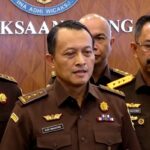 Doc. Jaksa Agung Muda Bidang Pengawasan (Jamwas) Rudi Margono menyampaikan keterangan kepada awak media dalam konferensi pers di Gedung Kejaksaan Agung, Jakarta. Dalam keterangannya, Rudi menjelaskan perkembangan proses penyidikan, termasuk peluang penerapan upaya paksa apabila saksi yang telah dipanggil secara patut kembali tidak memenuhi panggilan penyidik sesuai ketentuan KUHAP.