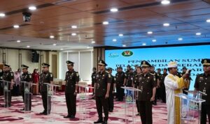Jaksa Agung Mutasi 29 Pejabat Struktural, Penyegaran Organisasi Perkuat Kinerja Korps Adhyaksa Doc. Prosesi pengambilan sumpah jabatan terhadap pejabat struktural di lingkungan Kejaksaan Republik Indonesia dalam rangka mutasi dan rotasi berdasarkan Keputusan Jaksa Agung RI Nomor 831 Tahun 2026. Pengambilan sumpah menjadi bagian dari rangkaian pelantikan sebagai bentuk komitmen pejabat yang dilantik untuk menjalankan tugas, tanggung jawab, serta menjaga integritas dan profesionalisme dalam penegakan hukum. (Sumber foto: Kejaksaan Agung).