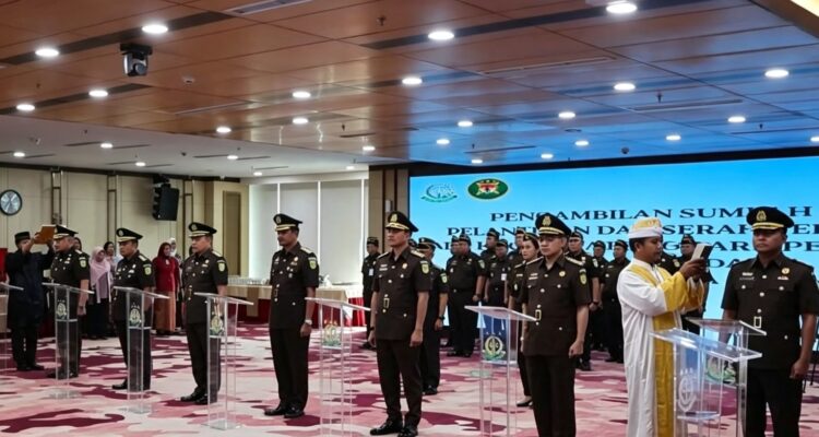 Doc. Prosesi pengambilan sumpah jabatan terhadap pejabat struktural di lingkungan Kejaksaan Republik Indonesia dalam rangka mutasi dan rotasi berdasarkan Keputusan Jaksa Agung RI Nomor 831 Tahun 2026. Pengambilan sumpah menjadi bagian dari rangkaian pelantikan sebagai bentuk komitmen pejabat yang dilantik untuk menjalankan tugas, tanggung jawab, serta menjaga integritas dan profesionalisme dalam penegakan hukum. (Sumber foto: Kejaksaan Agung).