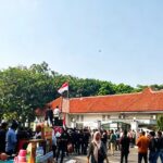 Doc. Massa dari berbagai elemen masyarakat yang tergabung dalam Aliansi Rakyat Menggugat Kabupaten Lebak (ALARM LEBAK) menyampaikan aspirasi melalui aksi unjuk rasa di depan Gedung DPRD Kabupaten Lebak, Kamis (23/7/2026). Dalam aksi yang berlangsung dengan pengawalan aparat kepolisian tersebut, massa menyampaikan sejumlah tuntutan, di antaranya mendesak penegakan hukum secara profesional, transparan, dan tanpa pandang bulu terkait perkara dugaan pengeroyokan dan dugaan perampasan kemerdekaan terhadap Fam Fuk Tjhong alias Uun, serta meminta Badan Kehormatan DPRD Kabupaten Lebak menjalankan mekanisme sesuai kewenangannya. Aksi berlangsung di tengah proses penyidikan yang sedang dilakukan Ditreskrimum Polda Banten.