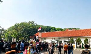 Pengusutan Kasus Dugaan Pengeroyokan Aktivis Uun Didesak Tuntas, Massa Gelar Aksi Damai di DPRD Lebak Doc. Massa dari berbagai elemen masyarakat yang tergabung dalam Aliansi Rakyat Menggugat Kabupaten Lebak (ALARM LEBAK) menyampaikan aspirasi melalui aksi unjuk rasa di depan Gedung DPRD Kabupaten Lebak, Kamis (23/7/2026). Dalam aksi yang berlangsung dengan pengawalan aparat kepolisian tersebut, massa menyampaikan sejumlah tuntutan, di antaranya mendesak penegakan hukum secara profesional, transparan, dan tanpa pandang bulu terkait perkara dugaan pengeroyokan dan dugaan perampasan kemerdekaan terhadap Fam Fuk Tjhong alias Uun, serta meminta Badan Kehormatan DPRD Kabupaten Lebak menjalankan mekanisme sesuai kewenangannya. Aksi berlangsung di tengah proses penyidikan yang sedang dilakukan Ditreskrimum Polda Banten.
