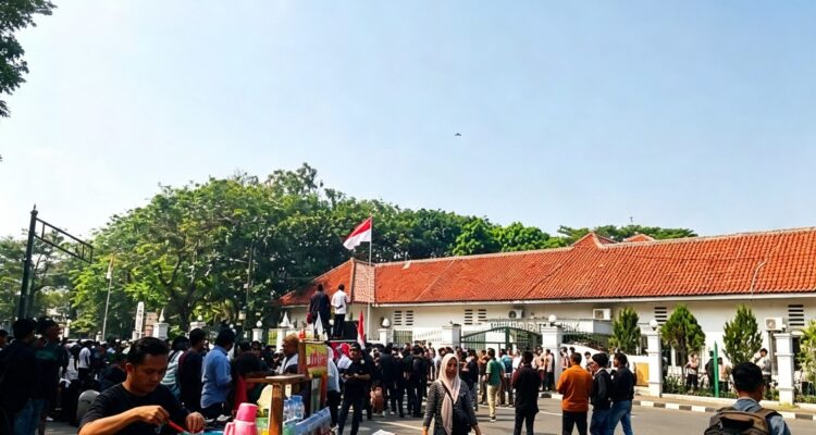 Doc. Massa dari berbagai elemen masyarakat yang tergabung dalam Aliansi Rakyat Menggugat Kabupaten Lebak (ALARM LEBAK) menyampaikan aspirasi melalui aksi unjuk rasa di depan Gedung DPRD Kabupaten Lebak, Kamis (23/7/2026). Dalam aksi yang berlangsung dengan pengawalan aparat kepolisian tersebut, massa menyampaikan sejumlah tuntutan, di antaranya mendesak penegakan hukum secara profesional, transparan, dan tanpa pandang bulu terkait perkara dugaan pengeroyokan dan dugaan perampasan kemerdekaan terhadap Fam Fuk Tjhong alias Uun, serta meminta Badan Kehormatan DPRD Kabupaten Lebak menjalankan mekanisme sesuai kewenangannya. Aksi berlangsung di tengah proses penyidikan yang sedang dilakukan Ditreskrimum Polda Banten.