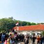 Doc. Massa dari berbagai elemen masyarakat yang tergabung dalam Aliansi Rakyat Menggugat Kabupaten Lebak (ALARM LEBAK) menyampaikan aspirasi melalui aksi unjuk rasa di depan Gedung DPRD Kabupaten Lebak, Kamis (23/7/2026). Dalam aksi yang berlangsung dengan pengawalan aparat kepolisian tersebut, massa menyampaikan sejumlah tuntutan, di antaranya mendesak penegakan hukum secara profesional, transparan, dan tanpa pandang bulu terkait perkara dugaan pengeroyokan dan dugaan perampasan kemerdekaan terhadap Fam Fuk Tjhong alias Uun, serta meminta Badan Kehormatan DPRD Kabupaten Lebak menjalankan mekanisme sesuai kewenangannya. Aksi berlangsung di tengah proses penyidikan yang sedang dilakukan Ditreskrimum Polda Banten.