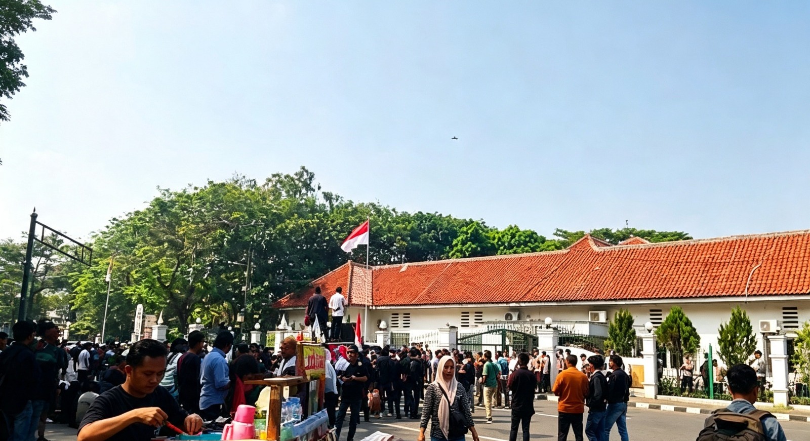 Doc. Massa dari berbagai elemen masyarakat yang tergabung dalam Aliansi Rakyat Menggugat Kabupaten Lebak (ALARM LEBAK) menyampaikan aspirasi melalui aksi unjuk rasa di depan Gedung DPRD Kabupaten Lebak, Kamis (23/7/2026). Dalam aksi yang berlangsung dengan pengawalan aparat kepolisian tersebut, massa menyampaikan sejumlah tuntutan, di antaranya mendesak penegakan hukum secara profesional, transparan, dan tanpa pandang bulu terkait perkara dugaan pengeroyokan dan dugaan perampasan kemerdekaan terhadap Fam Fuk Tjhong alias Uun, serta meminta Badan Kehormatan DPRD Kabupaten Lebak menjalankan mekanisme sesuai kewenangannya. Aksi berlangsung di tengah proses penyidikan yang sedang dilakukan Ditreskrimum Polda Banten.