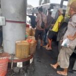 Doc. Suasana di area pengisian solar bersubsidi SPBU 14.212.261 Desa Pakam Raya, Kecamatan Medang Deras, Kabupaten Batu Bara, Sumatera Utara, saat Redaksi KawanJariNews.com melakukan penelusuran lapangan. Dalam dokumentasi tersebut tampak sejumlah jeriken berada di sekitar dispenser pengisian BBM. Redaksi masih mengupayakan konfirmasi kepada pengelola SPBU dan pihak terkait mengenai aktivitas tersebut.