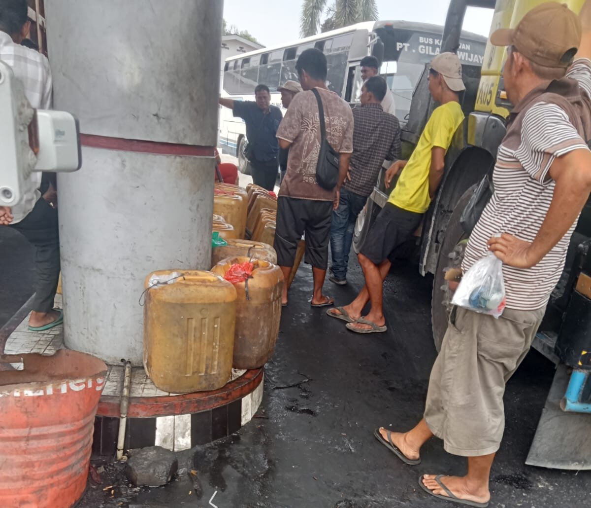 Doc. Suasana di area pengisian solar bersubsidi SPBU 14.212.261 Desa Pakam Raya, Kecamatan Medang Deras, Kabupaten Batu Bara, Sumatera Utara, saat Redaksi KawanJariNews.com melakukan penelusuran lapangan. Dalam dokumentasi tersebut tampak sejumlah jeriken berada di sekitar dispenser pengisian BBM. Redaksi masih mengupayakan konfirmasi kepada pengelola SPBU dan pihak terkait mengenai aktivitas tersebut.