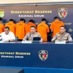 Direktorat Reserse Kriminal Umum (Ditreskrimum) Polda Metro Jaya menggelar konferensi pers terkait pengungkapan sindikat terorganisir penyebar konten hoaks, fitnah, provokasi, dan ujaran kebencian di media sosial. Dalam kesempatan tersebut, penyidik memaparkan perkembangan penanganan perkara, peran para tersangka, serta barang bukti yang berhasil diamankan. (Dok. Polda Metro Jaya)