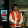 Doc. Mantan Bupati Kuantan Singingi, Suhardiman Ambi, berjalan keluar dari Gedung Merah Putih Komisi Pemberantasan Korupsi (KPK) dengan mengenakan rompi tahanan berwarna oranye usai menjalani proses pemeriksaan. Momen tersebut merupakan bagian dari penanganan perkara yang sedang disidik KPK.