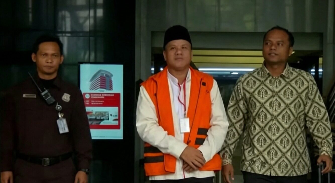 Doc. Mantan Bupati Kuantan Singingi, Suhardiman Ambi, berjalan keluar dari Gedung Merah Putih Komisi Pemberantasan Korupsi (KPK) dengan mengenakan rompi tahanan berwarna oranye usai menjalani proses pemeriksaan. Momen tersebut merupakan bagian dari penanganan perkara yang sedang disidik KPK.