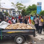 Doc. Sejumlah warga dan peternak membawa bangkai ayam menggunakan mobil bak terbuka saat menggelar aksi unjuk rasa di depan Kantor PT PLN (Persero) UP3 Palangka Raya, Rabu (29/7/2026). Aksi tersebut dilakukan sebagai bentuk protes atas dugaan kerugian yang dialami akibat pemadaman listrik yang terjadi berulang.