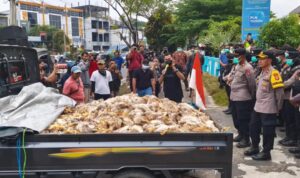 Doc. Sejumlah warga dan peternak membawa bangkai ayam menggunakan mobil bak terbuka saat menggelar aksi unjuk rasa di depan Kantor PT PLN (Persero) UP3 Palangka Raya, Rabu (29/7/2026). Aksi tersebut dilakukan sebagai bentuk protes atas dugaan kerugian yang dialami akibat pemadaman listrik yang terjadi berulang.