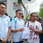 Doc. Perwakilan peserta aksi menyerahkan surat berisi tuntutan kepada perwakilan PT PLN (Persero) UP3 Banjarmasin di sela aksi unjuk rasa yang digelar di depan kantor PLN, Selasa (28/7/2026). Penyerahan surat tersebut merupakan bagian dari penyampaian aspirasi masyarakat terkait pemadaman listrik bergilir yang terjadi di sejumlah wilayah Kalimantan Selatan dan Kalimantan Tengah.