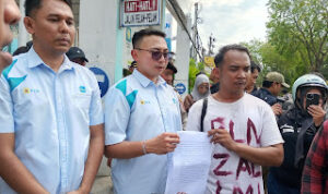 Doc. Perwakilan peserta aksi menyerahkan surat berisi tuntutan kepada perwakilan PT PLN (Persero) UP3 Banjarmasin di sela aksi unjuk rasa yang digelar di depan kantor PLN, Selasa (28/7/2026). Penyerahan surat tersebut merupakan bagian dari penyampaian aspirasi masyarakat terkait pemadaman listrik bergilir yang terjadi di sejumlah wilayah Kalimantan Selatan dan Kalimantan Tengah.