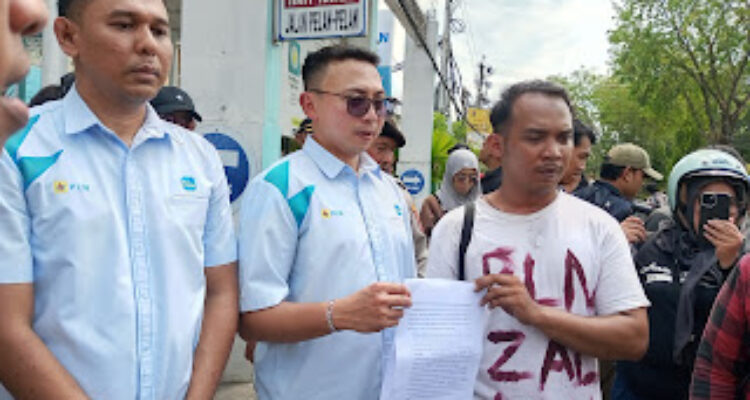 Doc. Perwakilan peserta aksi menyerahkan surat berisi tuntutan kepada perwakilan PT PLN (Persero) UP3 Banjarmasin di sela aksi unjuk rasa yang digelar di depan kantor PLN, Selasa (28/7/2026). Penyerahan surat tersebut merupakan bagian dari penyampaian aspirasi masyarakat terkait pemadaman listrik bergilir yang terjadi di sejumlah wilayah Kalimantan Selatan dan Kalimantan Tengah.