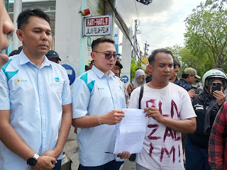 Doc. Perwakilan peserta aksi menyerahkan surat berisi tuntutan kepada perwakilan PT PLN (Persero) UP3 Banjarmasin di sela aksi unjuk rasa yang digelar di depan kantor PLN, Selasa (28/7/2026). Penyerahan surat tersebut merupakan bagian dari penyampaian aspirasi masyarakat terkait pemadaman listrik bergilir yang terjadi di sejumlah wilayah Kalimantan Selatan dan Kalimantan Tengah.