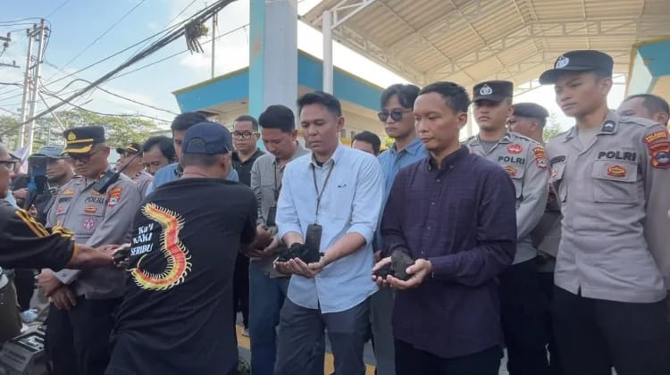 Doc. Sejumlah massa yang tergabung dalam Aliansi Masyarakat Kalimantan Bersatu menggelar aksi unjuk rasa di depan Kantor PT PLN (Persero) UP3 Banjarmasin, Rabu (29/7/2026). Dalam aksi tersebut, peserta menyampaikan tuntutan agar PLN meningkatkan transparansi terkait penyebab gangguan pasokan listrik serta mempercepat pemulihan layanan kelistrikan di Kalimantan Selatan.