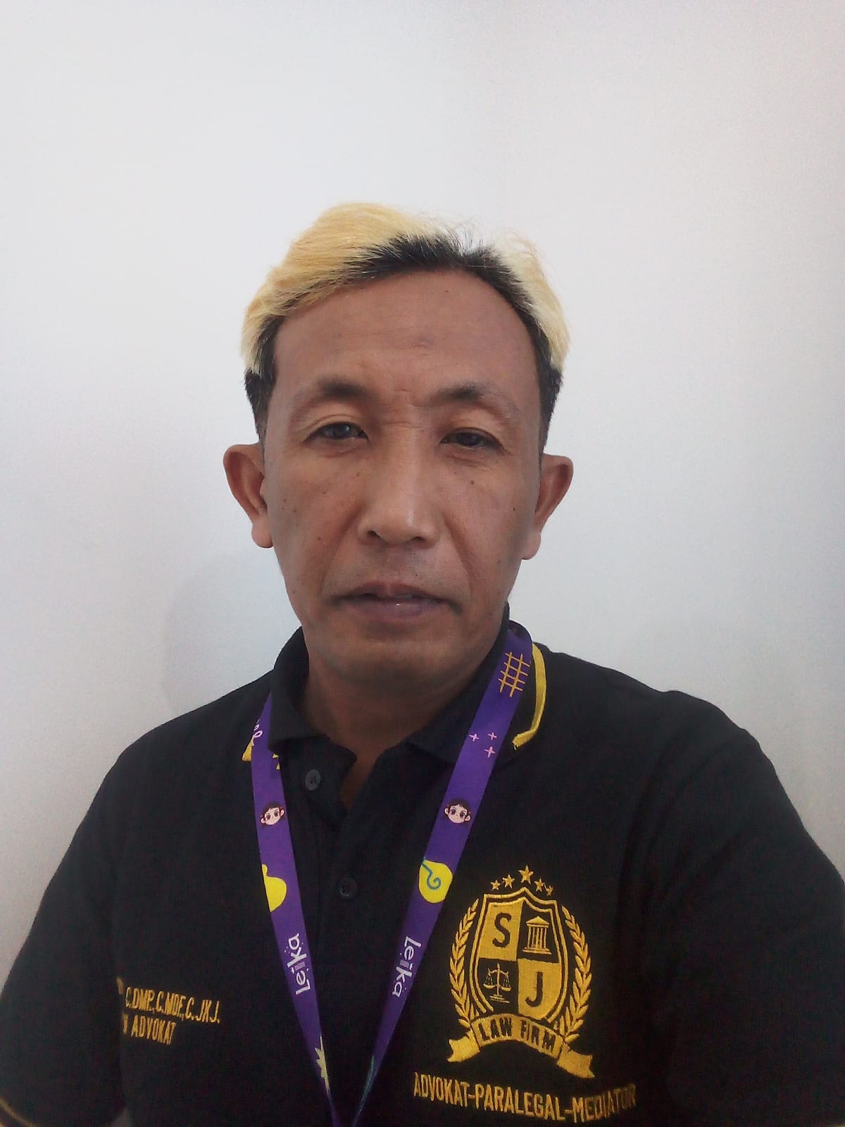 Doc. Nano Widodo, C.PFW., C.MDF., C.JKJ., C.FTAX., Asisten Advokat pada Firma Hukum Subur Jaya dan Rekan, saat sesi dokumentasi. Nano diketahui aktif memberikan pendampingan dan mediasi dalam penyelesaian berbagai permasalahan pembiayaan, fidusia, lelang, serta sengketa antara debitur dan kreditur.