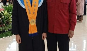 Ketua Umum FERADI WPI Ucapkan Selamat kepada Dharma Satya Aryana atas Raih Gelar Sarjana Biologi Universitas Diponegoro Doc. Wakil Ketua Umum FERADI WPI, Uun (Fam Fuk Tjhiong), berfoto usai menghadiri prosesi wisuda putranya, Dharma Satya Aryana, S.Si., di Kampus Universitas Diponegoro, Tembalang, Semarang, Kamis (30/7/2026).