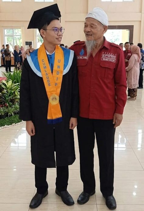 Doc. Wakil Ketua Umum FERADI WPI, Uun (Fam Fuk Tjhiong), berfoto usai menghadiri prosesi wisuda putranya, Dharma Satya Aryana, S.Si., di Kampus Universitas Diponegoro, Tembalang, Semarang, Kamis (30/7/2026).
