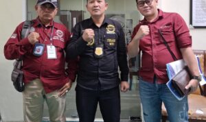 Doc. Tim kuasa hukum penggugat berfoto bersama usai menghadiri sidang lanjutan perkara perdata Nomor 292/Pdt.G/2026/PN Smg di Pengadilan Negeri Semarang, Kamis (30/7/2026). Persidangan ditunda hingga 6 Agustus 2026 setelah Tergugat I tidak hadir dalam agenda sidang.