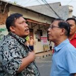 Doc. Kuasa hukum Waluyo, Hendra Sihombing, saat berdiskusi dengan salah seorang pihak di sela penanganan sengketa kepemilikan tanah di Jalan Kupang Segunting III Nomor 48–50, Surabaya. Diskusi dilakukan sebagai bagian dari proses komunikasi terkait penyelesaian perkara yang kini masih bergulir melalui mekanisme hukum.