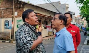 Sengketa Tanah di Jalan Kupang Segunting III Surabaya Bergulir ke Ranah Pidana, Kedua Pihak Saling Lapor Doc. Kuasa hukum Waluyo, Hendra Sihombing, saat berdiskusi dengan salah seorang pihak di sela penanganan sengketa kepemilikan tanah di Jalan Kupang Segunting III Nomor 48–50, Surabaya. Diskusi dilakukan sebagai bagian dari proses komunikasi terkait penyelesaian perkara yang kini masih bergulir melalui mekanisme hukum.