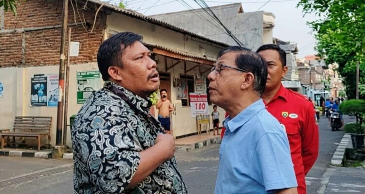 Doc. Kuasa hukum Waluyo, Hendra Sihombing, saat berdiskusi dengan salah seorang pihak di sela penanganan sengketa kepemilikan tanah di Jalan Kupang Segunting III Nomor 48–50, Surabaya. Diskusi dilakukan sebagai bagian dari proses komunikasi terkait penyelesaian perkara yang kini masih bergulir melalui mekanisme hukum.