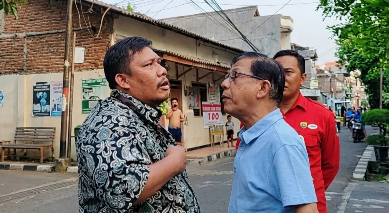 Doc. Kuasa hukum Waluyo, Hendra Sihombing, saat berdiskusi dengan salah seorang pihak di sela penanganan sengketa kepemilikan tanah di Jalan Kupang Segunting III Nomor 48–50, Surabaya. Diskusi dilakukan sebagai bagian dari proses komunikasi terkait penyelesaian perkara yang kini masih bergulir melalui mekanisme hukum.