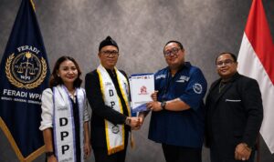 Doc. Ketua Umum FERADI WPI, Adv. Donny Andretti, S.H., S.Kom., M.Kom., C.Md., C.PFW., C.MDF., C.JKJ., C.FTAX., menyerahkan Surat Keputusan (SK) Kepengurusan kepada Andri Kurnia, S.E., S.H., usai pelantikan sebagai Ketua DPC FERADI WPI Kabupaten Subang dalam rangkaian Pelantikan Pengurus DPC FERADI WPI se-Indonesia di Semarang, Jawa Tengah, Jumat (31/7/2026). Penyerahan SK tersebut menandai dimulainya masa kepengurusan DPC FERADI WPI Kabupaten Subang periode 2026–2031.