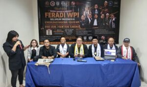 Doc. Wakil Ketua Umum DPP FERADI WPI sekaligus Ketua DPC FERADI WPI Kota Semarang, Sukindar, S.H., S.Pd. (foto nomor 3 dari sisi kanan), memimpin doa bersama pada sesi pembukaan Konsolidasi Nasional FERADI WPI di Happy Resto, Kota Semarang, Jumat (31/7/2026). Rangkaian pembukaan diawali dengan menyanyikan lagu Indonesia Raya dan Mars FERADI WPI sebelum memasuki agenda konsolidasi terkait penguatan pendampingan hukum terhadap Fam Fuk Tjhong (Pak Uun).