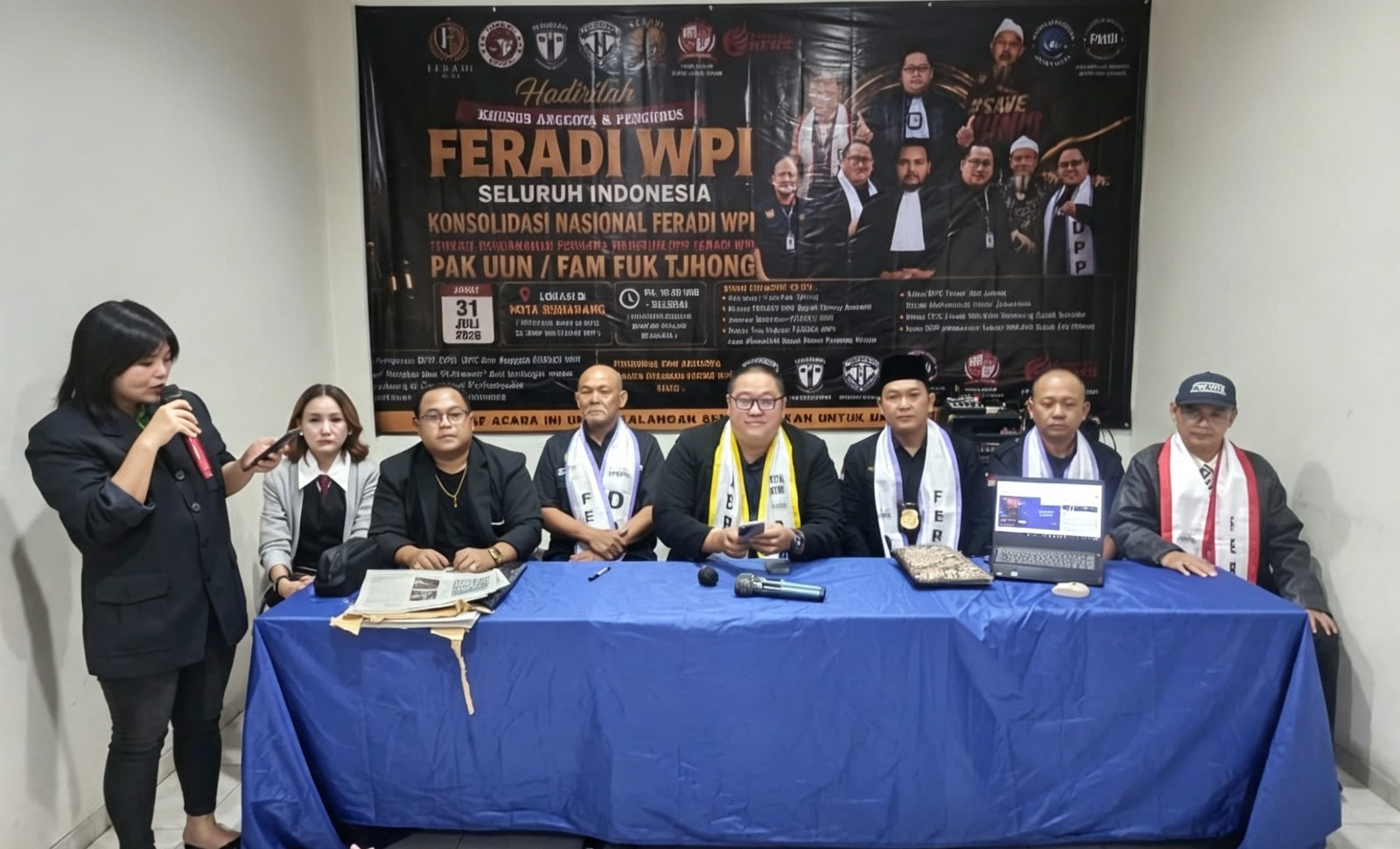 Doc. Wakil Ketua Umum DPP FERADI WPI sekaligus Ketua DPC FERADI WPI Kota Semarang, Sukindar, S.H., S.Pd. (foto nomor 3 dari sisi kanan), memimpin doa bersama pada sesi pembukaan Konsolidasi Nasional FERADI WPI di Happy Resto, Kota Semarang, Jumat (31/7/2026). Rangkaian pembukaan diawali dengan menyanyikan lagu Indonesia Raya dan Mars FERADI WPI sebelum memasuki agenda konsolidasi terkait penguatan pendampingan hukum terhadap Fam Fuk Tjhong (Pak Uun).