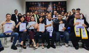 Doc. Fam Fuk Tjhong (Pak Uun) bersama tim advokasi DPP FERADI WPI menunjukkan dokumen surat kuasa yang menandai terbentuknya tim pendamping hukum beranggotakan 35 advokat dalam Konsolidasi Nasional FERADI WPI di Kota Semarang, Jumat (31/7/2026). Pembentukan tim tersebut merupakan hasil keputusan konsolidasi organisasi untuk memperkuat koordinasi, pendampingan hukum, dan pengawalan proses penyidikan perkara yang sedang ditangani Direktorat Reserse Kriminal Umum Polda Banten melalui mekanisme hukum yang profesional, terstruktur, dan sesuai ketentuan peraturan perundang-undangan.