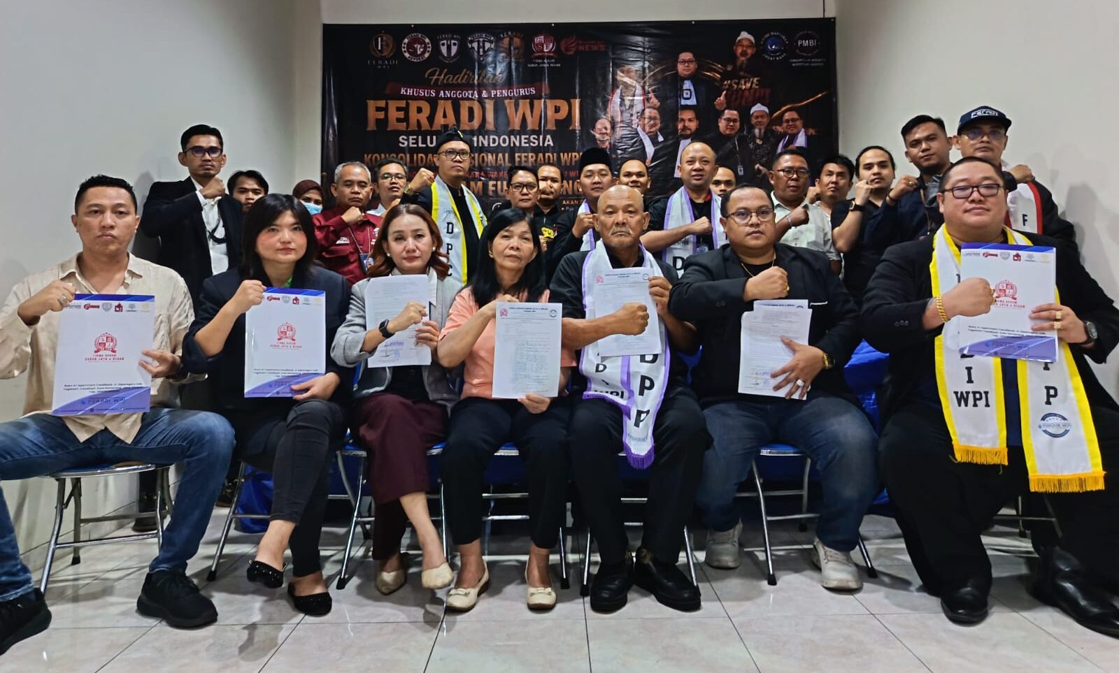 Doc. Fam Fuk Tjhong (Pak Uun) bersama tim advokasi DPP FERADI WPI menunjukkan dokumen surat kuasa yang menandai terbentuknya tim pendamping hukum beranggotakan 35 advokat dalam Konsolidasi Nasional FERADI WPI di Kota Semarang, Jumat (31/7/2026). Pembentukan tim tersebut merupakan hasil keputusan konsolidasi organisasi untuk memperkuat koordinasi, pendampingan hukum, dan pengawalan proses penyidikan perkara yang sedang ditangani Direktorat Reserse Kriminal Umum Polda Banten melalui mekanisme hukum yang profesional, terstruktur, dan sesuai ketentuan peraturan perundang-undangan.