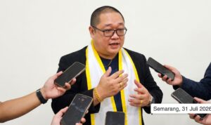 Donny Andretti: Konsolidasi Nasional FERADI WPI Perkuat Pendampingan Hukum Fam Fuk Tjhong/Uun dengan Keterlibatan 35 Advokat Doc. Ketua Umum sekaligus Pendiri FERADI WPI, Adv. Donny Andretti, S.H., S.Kom., M.Kom., C.Md., C.PFW., C.MDF., C.JKJ., C.FTAX., memberikan keterangan kepada awak media usai Konsolidasi Nasional FERADI WPI di Happy Resto, Kota Semarang, Jumat (31/7/2026). Dalam wawancara tersebut, Donny menyampaikan bahwa konsolidasi nasional menghasilkan penguatan tim pendamping hukum Fam Fuk Tjhong alias Pak Uun dan Tjiauw Eng dengan bergabungnya 35 advokat, serta menegaskan pentingnya koordinasi, profesionalisme, dan penghormatan terhadap proses hukum yang sedang berlangsung.