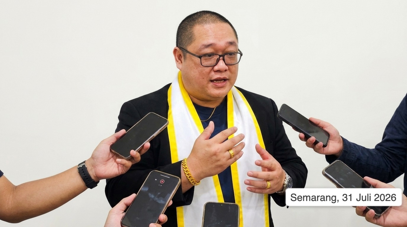 Doc. Ketua Umum sekaligus Pendiri FERADI WPI, Adv. Donny Andretti, S.H., S.Kom., M.Kom., C.Md., C.PFW., C.MDF., C.JKJ., C.FTAX., memberikan keterangan kepada awak media usai Konsolidasi Nasional FERADI WPI di Happy Resto, Kota Semarang, Jumat (31/7/2026). Dalam wawancara tersebut, Donny menyampaikan bahwa konsolidasi nasional menghasilkan penguatan tim pendamping hukum Fam Fuk Tjhong alias Pak Uun dan Tjiauw Eng dengan bergabungnya 35 advokat, serta menegaskan pentingnya koordinasi, profesionalisme, dan penghormatan terhadap proses hukum yang sedang berlangsung.