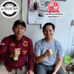 Doc. Wakil Ketua Umum DPP FERADI WPI sekaligus Ketua PBH FERADI WPI Advokat dan Paralegal DPC Kota Semarang, Sukindar, S.H., C.MDF., C.PFW., C.JKJ., C.FTAX. (kanan), berfoto bersama Andre Riyanto, S.H. (kiri), anggota FERADI WPI asal Cirebon, usai kegiatan silaturahmi di Kantor PBH FERADI WPI DPC Kota Semarang, Perumahan Indopermai, Kecamatan Ngaliyan, Kota Semarang, Minggu (2/8/2026). Pertemuan tersebut menjadi bagian dari upaya mempererat sinergi organisasi serta penguatan komitmen dalam memberikan layanan bantuan hukum kepada masyarakat.