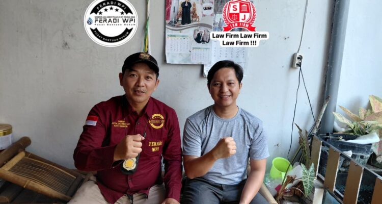 Silaturahmi FERADI WPI Perkuat Sinergi Advokat dan Paralegal, PBH DPC Kota Semarang Siap Tingkatkan Layanan Bantuan Hukum Doc. Wakil Ketua Umum DPP FERADI WPI sekaligus Ketua PBH FERADI WPI Advokat dan Paralegal DPC Kota Semarang, Sukindar, S.H., C.MDF., C.PFW., C.JKJ., C.FTAX. (kanan), berfoto bersama Andre Riyanto, S.H. (kiri), anggota FERADI WPI asal Cirebon, usai kegiatan silaturahmi di Kantor PBH FERADI WPI DPC Kota Semarang, Perumahan Indopermai, Kecamatan Ngaliyan, Kota Semarang, Minggu (2/8/2026). Pertemuan tersebut menjadi bagian dari upaya mempererat sinergi organisasi serta penguatan komitmen dalam memberikan layanan bantuan hukum kepada masyarakat.