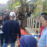 Doc. Sejumlah warga berkumpul di sekitar lokasi penemuan seorang pria yang meninggal dunia di Jalan Antasan Kecil Barat, Kampung Arab, Banjarmasin. Di lokasi tampak kantong jenazah yang diduga berisi korban sebelum proses evakuasi oleh petugas.