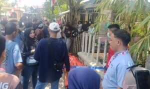 Doc. Sejumlah warga berkumpul di sekitar lokasi penemuan seorang pria yang meninggal dunia di Jalan Antasan Kecil Barat, Kampung Arab, Banjarmasin. Di lokasi tampak kantong jenazah yang diduga berisi korban sebelum proses evakuasi oleh petugas.